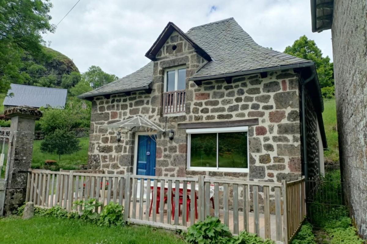 Gite 4 Personnes Dans Le Cantal Animaux Bienvenus Lascelle Exterior foto
